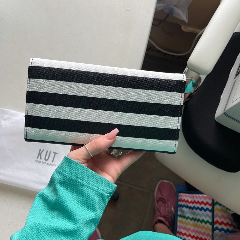 NWT Kut from the Kloth black & white wallet